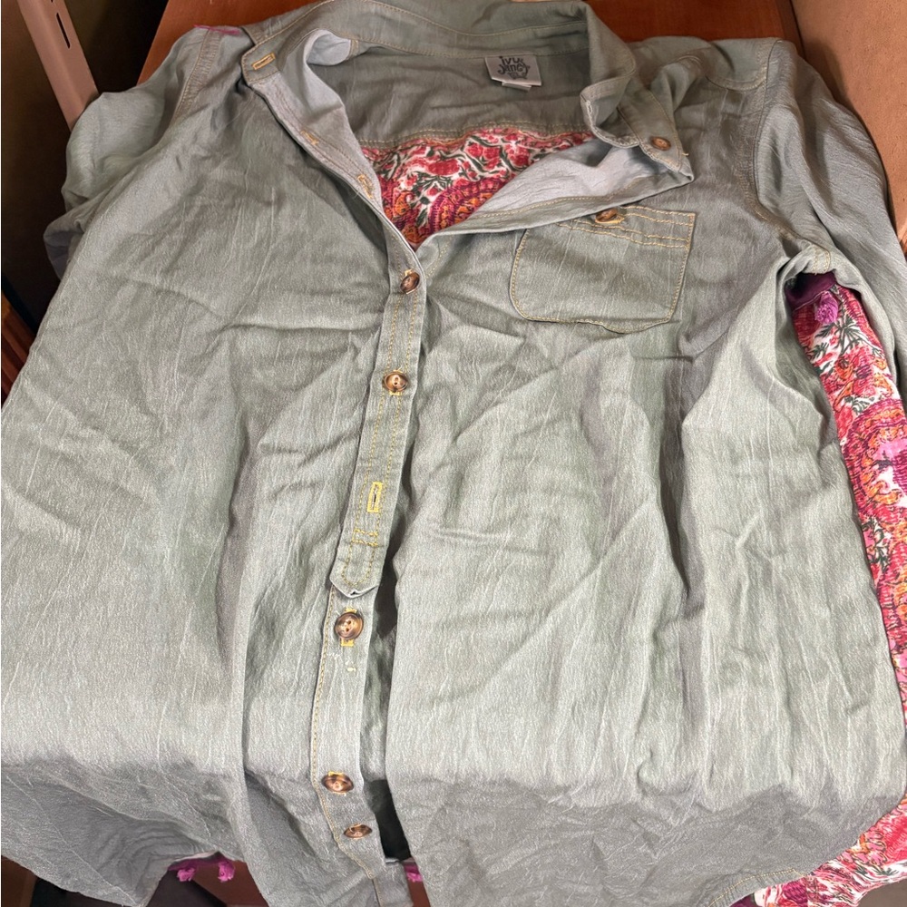 Ivy Jane Green Button-Up Top